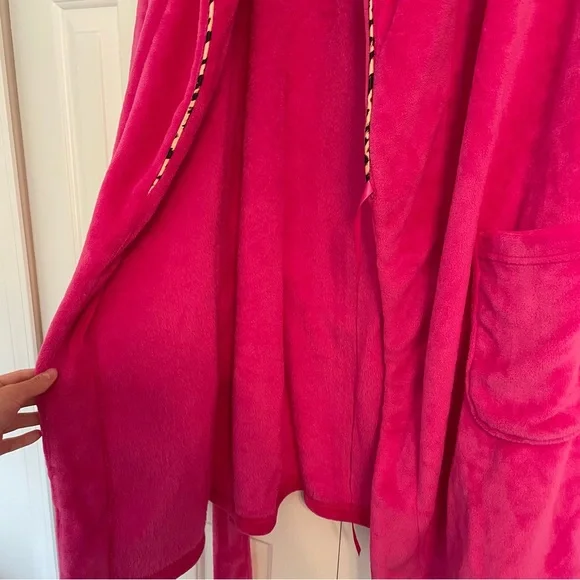 NWOT Victoria’s Secret Short Cozy Robe Hot Pink Sz XL/XXL Plush Logo Back